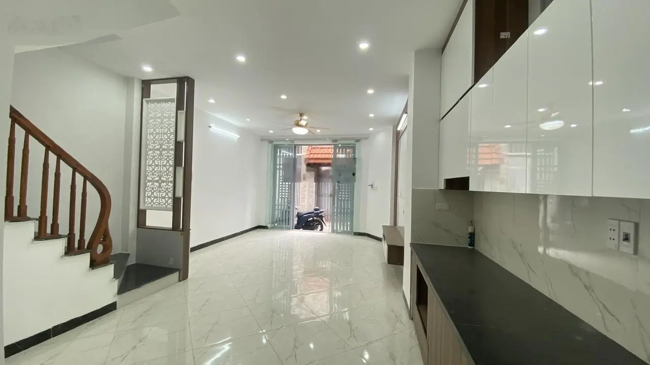 Việt Hưng, Long Biên cực hiếm, nhà 5 tầng x 42m2, MT 6m, Lô góc, 2 thoáng, trung tâm, gần ô tô