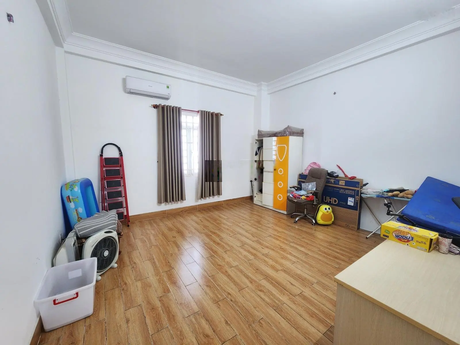Bán nhà, 3 tầng 2 phòng ngủ rộng, 80m2 ngang 5m, ngay chợ đêm Hòa Lân, 3.89 tỷ TL