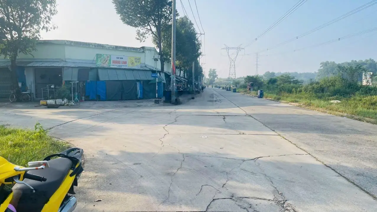 Cần bán góc chợ Mỹ Phước 3, DT: 300m2, góc kinh doanh ngay