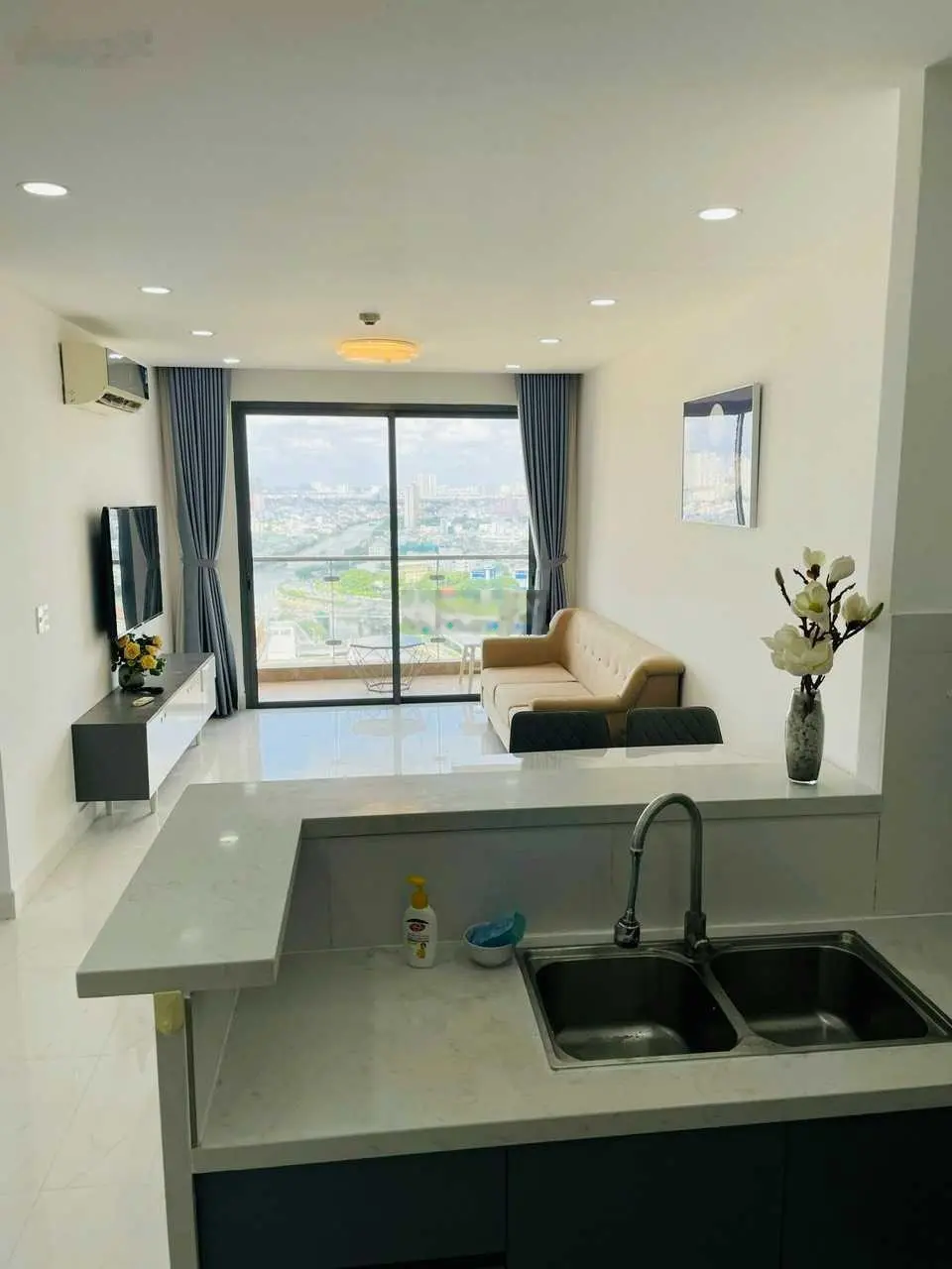 Chính Chủ bán căn hộ Gold View 2PN;2WC; View trọn Sông như hình; Full NT đẹp;Giá 4.9 tỷ; 0972 443 ***