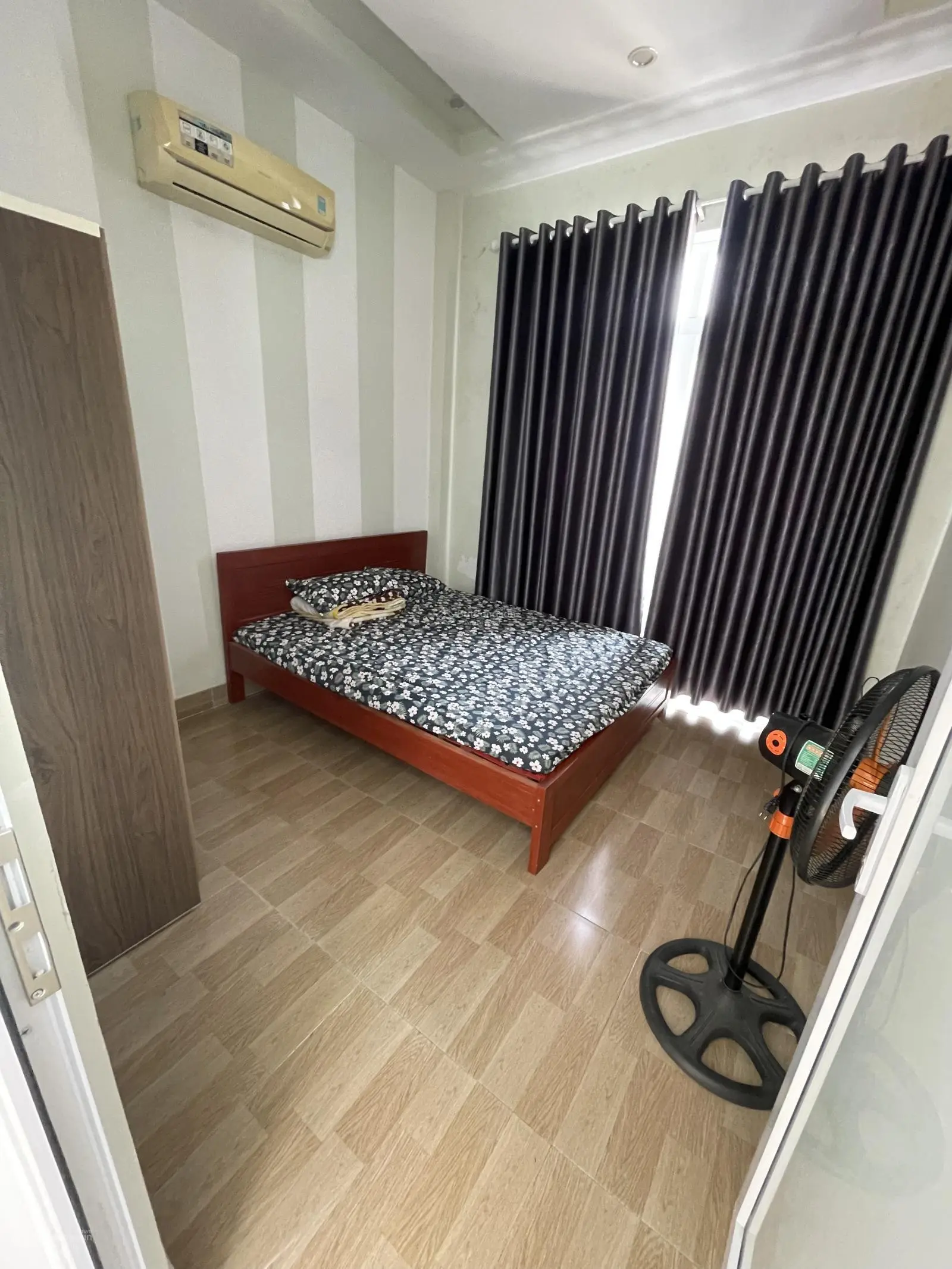 Bán nhà kiệt ô tô sát sân bay, đường thông qua sân bay. Nhà cách đường lớn tầm 50m