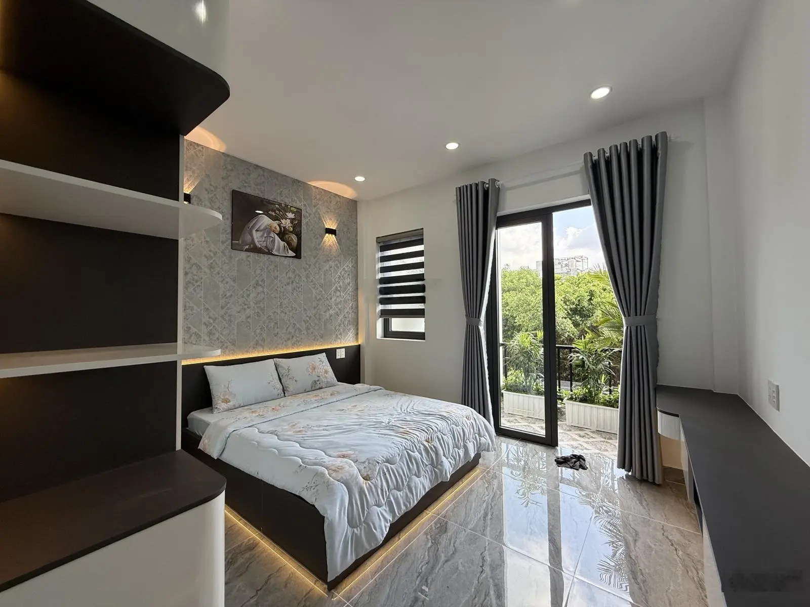 Nhà mặt tiền đường thông sẹc ngắn Hà Hà Huy Giáp, DT:4x25M, Trệt, 3 Lầu, 4PN, Sân ô tô, Sân thượng
