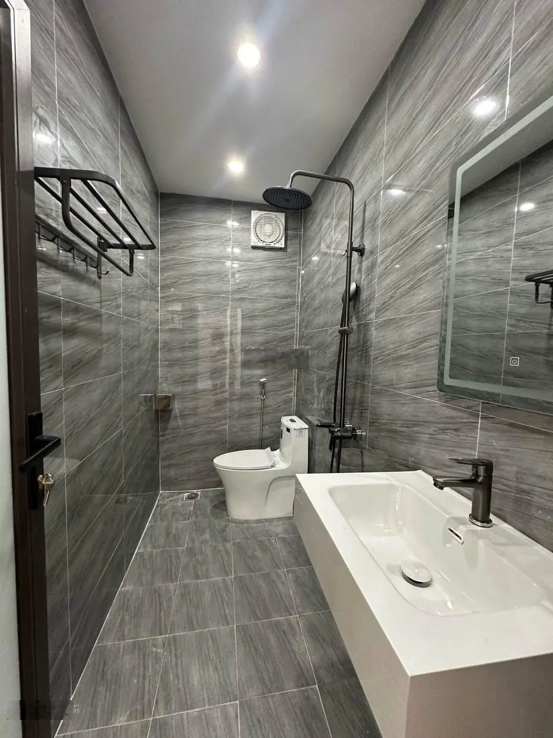 Bán nhà Hoàng Mai, DT 34m2 x 4 tầng, nhỉnh 5,5tỷ, nhà đẹp ở luôn, gần phố, sát ô tô, ngõ to thoáng
