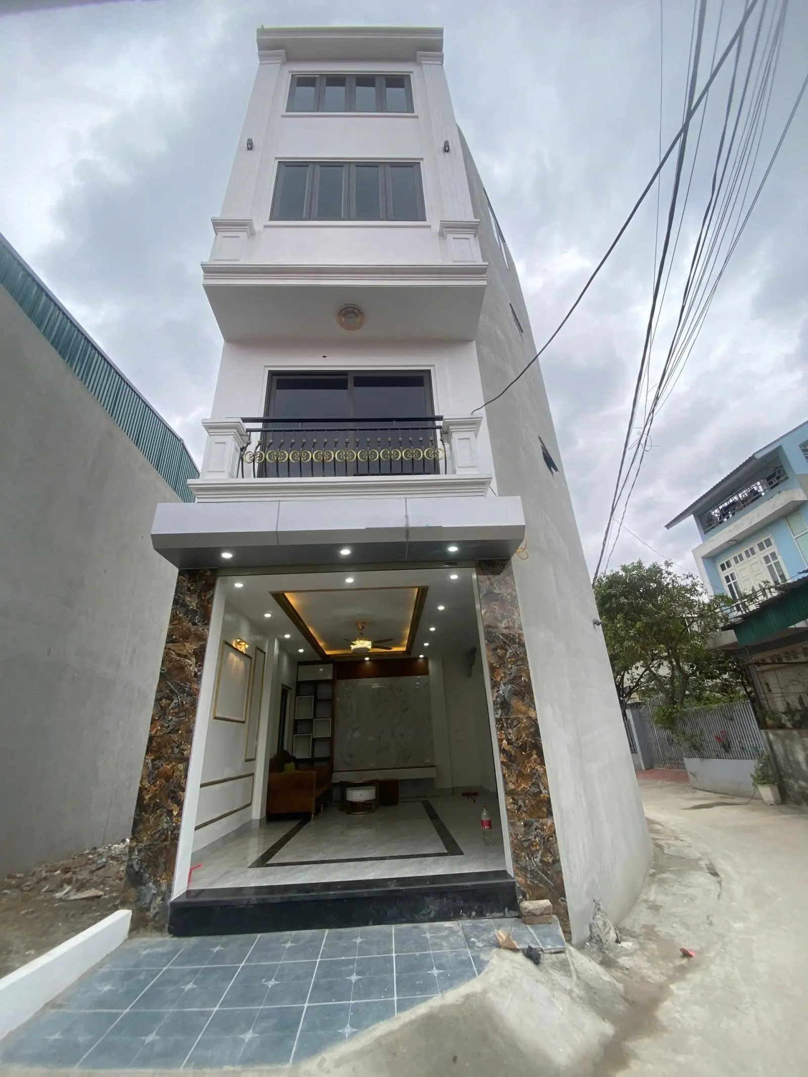 Nhà độc lập 4t*40m2.mặt ngõ có thể kd.sân chơi siêu rộng trước nhà,ô tô đỗ ngày đêm.ở khutrung tâm