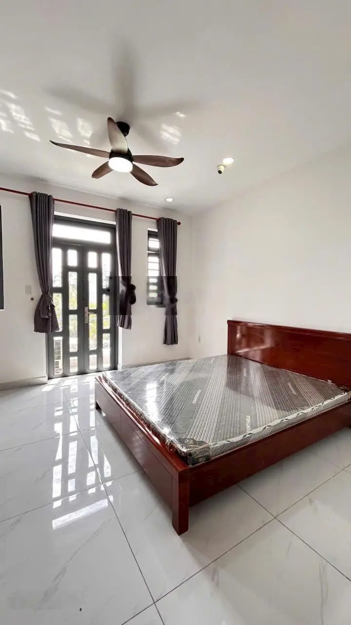Nhà to 4.5 lầu, sân thượng, 6pn, nội thất xịn xò đẳng cấp! Xe đậu trước nhà