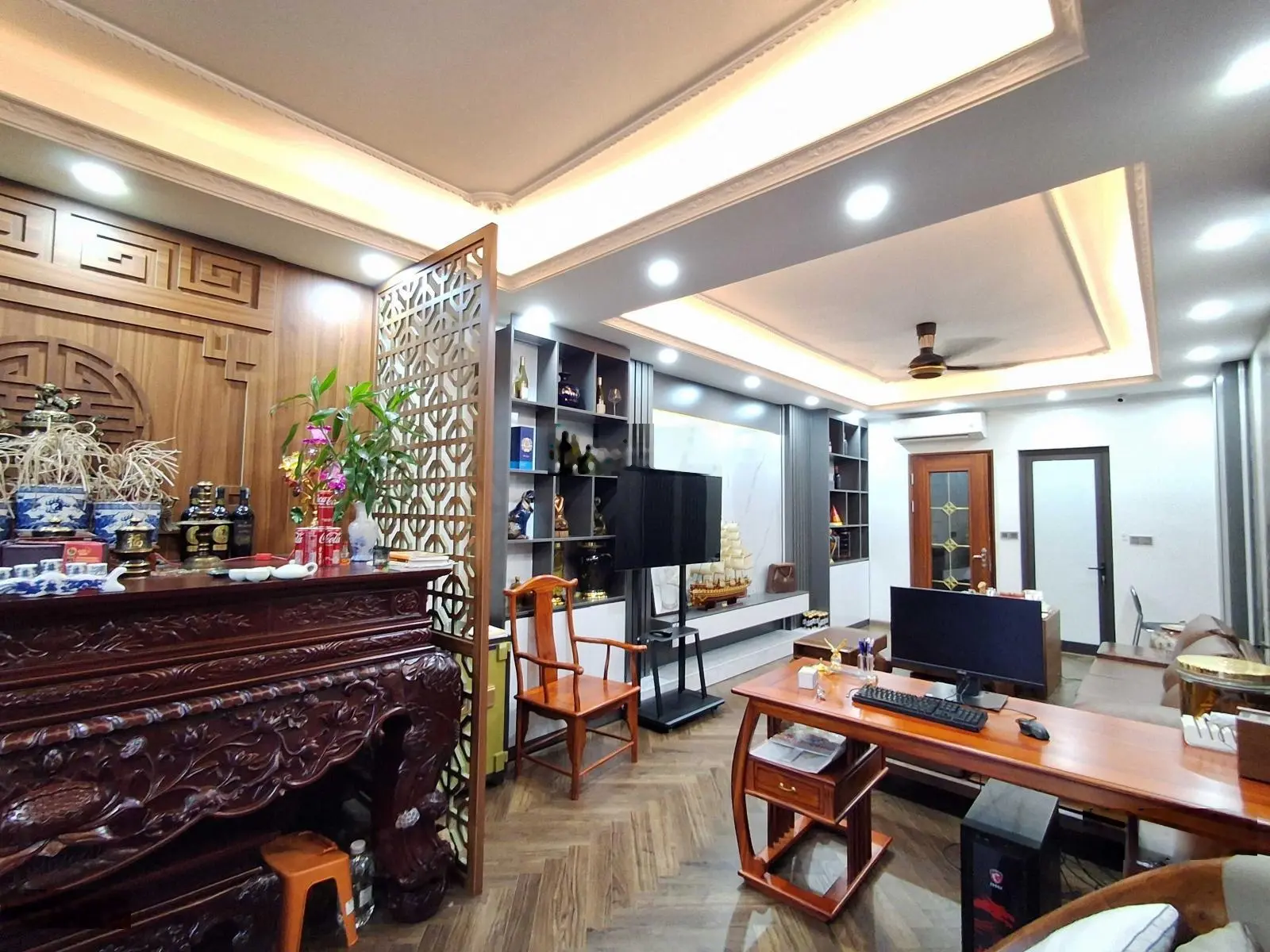 Bán nhà MP Cổ Linh, Long Biên. Vỉa hè, kinh doanh, Thang máy, Dòng tiền. DT55m2, MT4m, 17 tỷ.