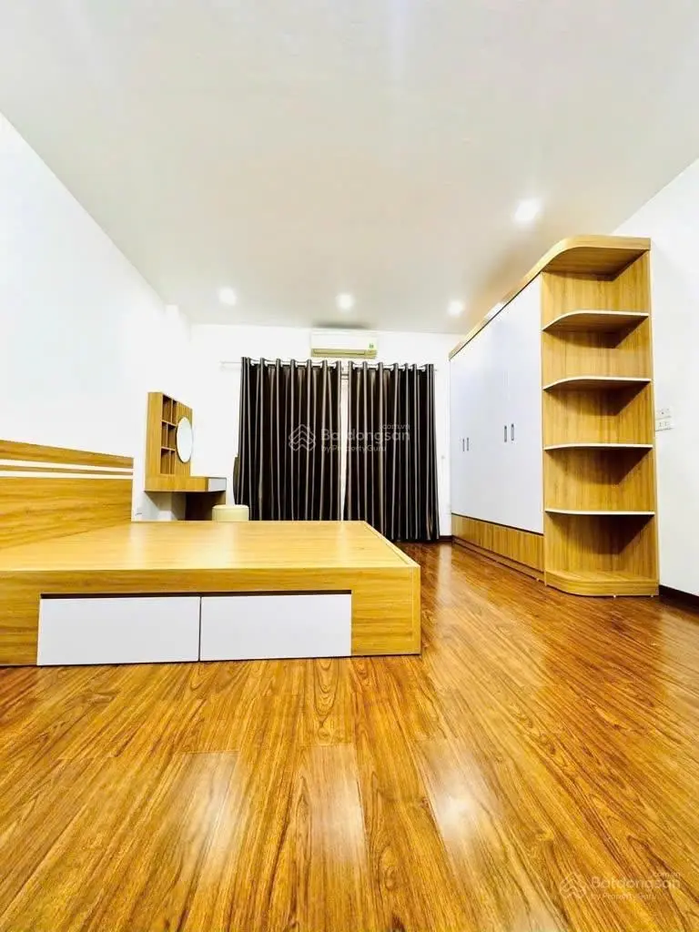 Cần bán nhà gấp cạnh Vinsmart City, ô tô đỗ cửa, gần sân vui chơi, DT 35m2, 5 tầng, giá bán 4 tỷ x
