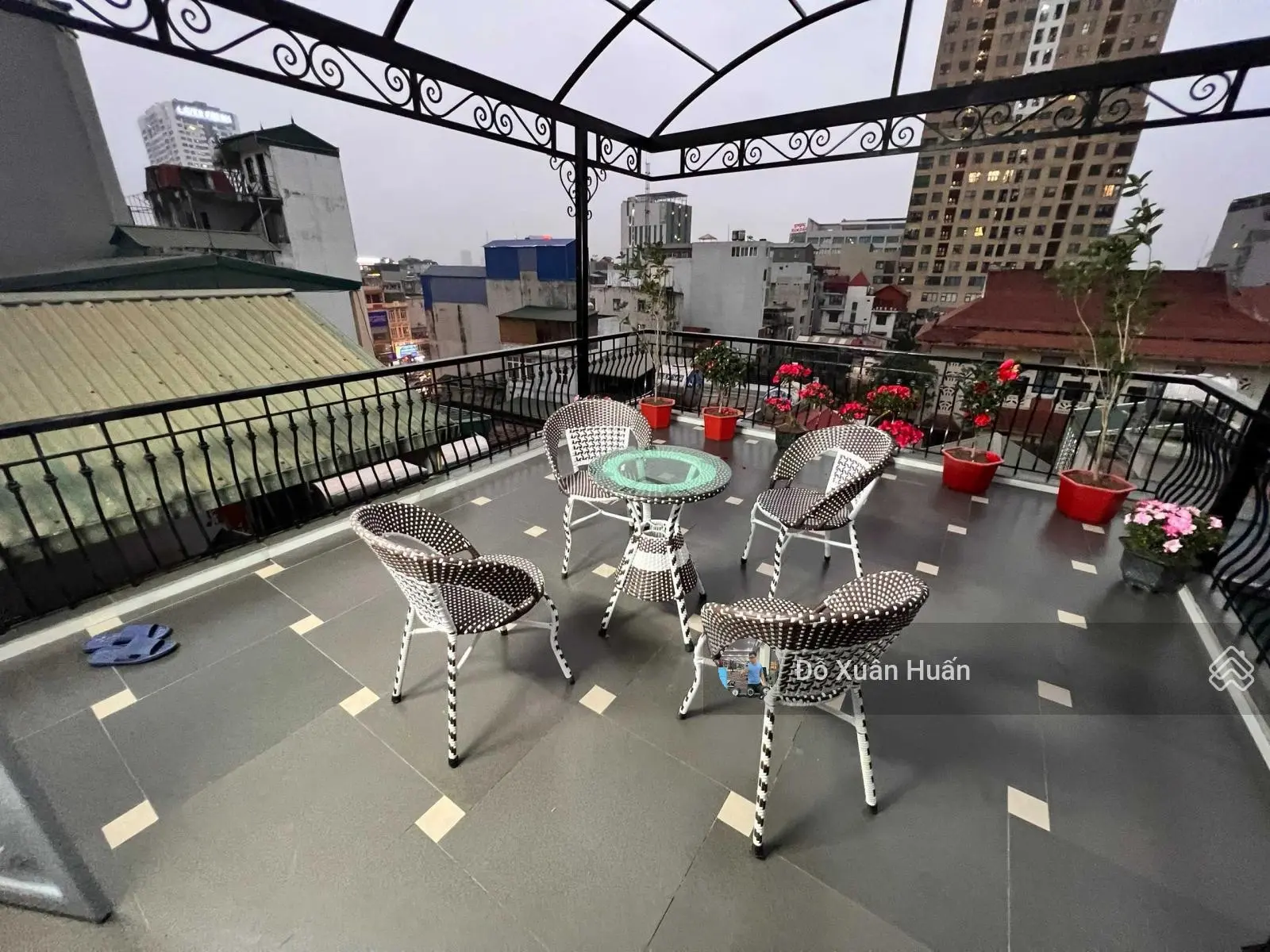 Chính chủ bán nhà Ngọc Hà cạnh bên Lăng Bác, 40m2 5 tầng lô góc mới đẹp long lanh, full nội thất