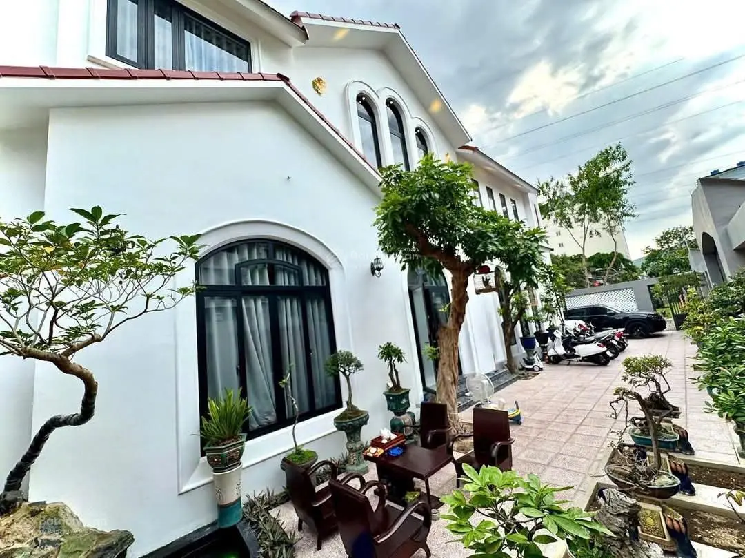 Siêu phẩm biệt thự sân vườn 375m2 - khu phân lô hiện đại - ngay ngã 4 thủ đức lh 0918042143