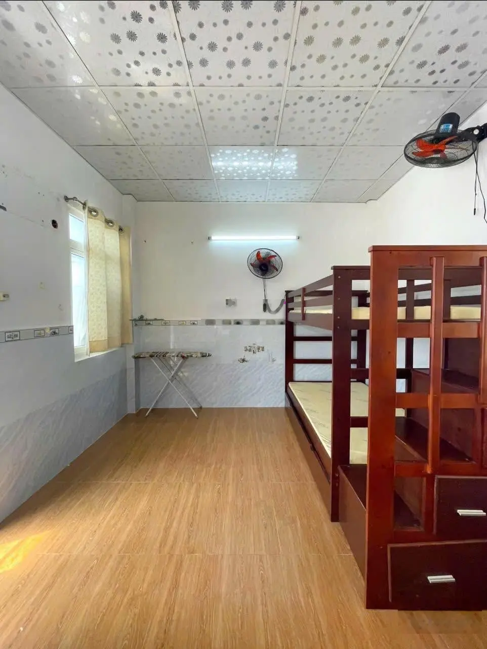 Chỉ 2,45 tỷ nhà đẹp 4 tầng 3 PN hoàn công đủ - ngay Tôn Đản