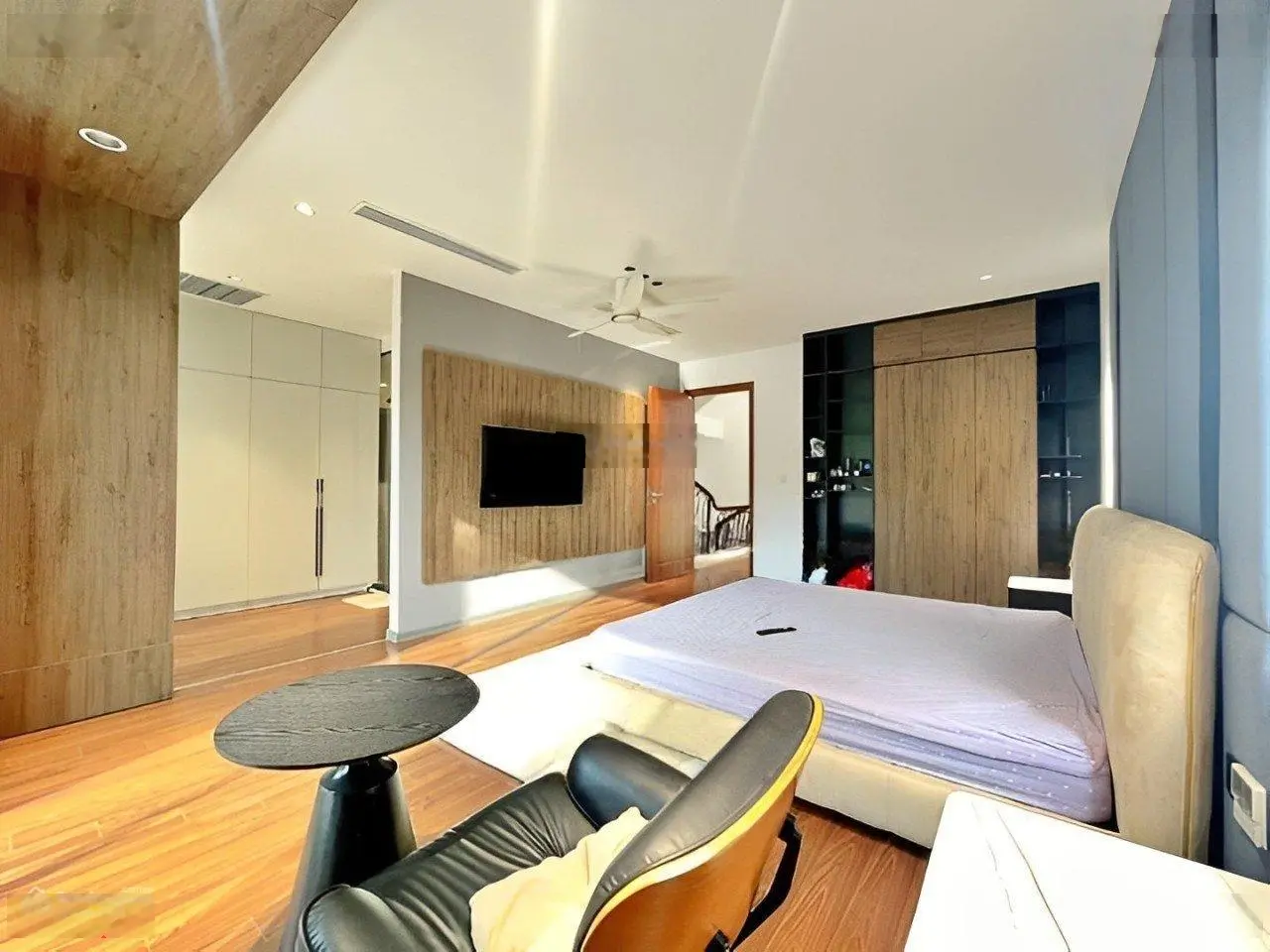 Bán gấp biệt thự Vinhomes Riverside full nội thất cao cấp, 310m2 giá 250tr/m2