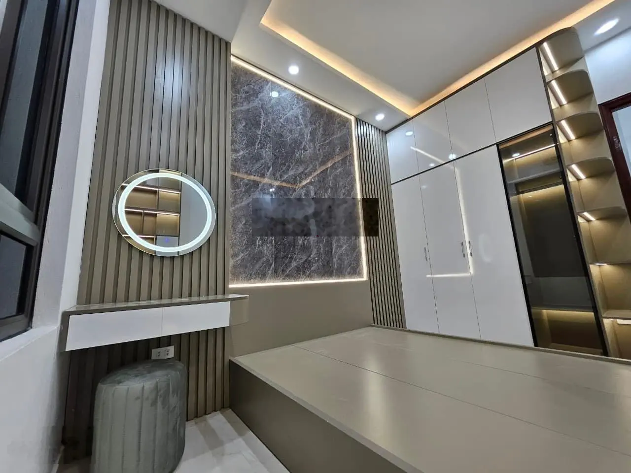 ( Hiếm có) Bán Nhà 33m2 x 4 Tầng full nội thất, ngõ thông, ô tô, gần phố Lạc Long Quân. Giá 6.4 Tỷ.