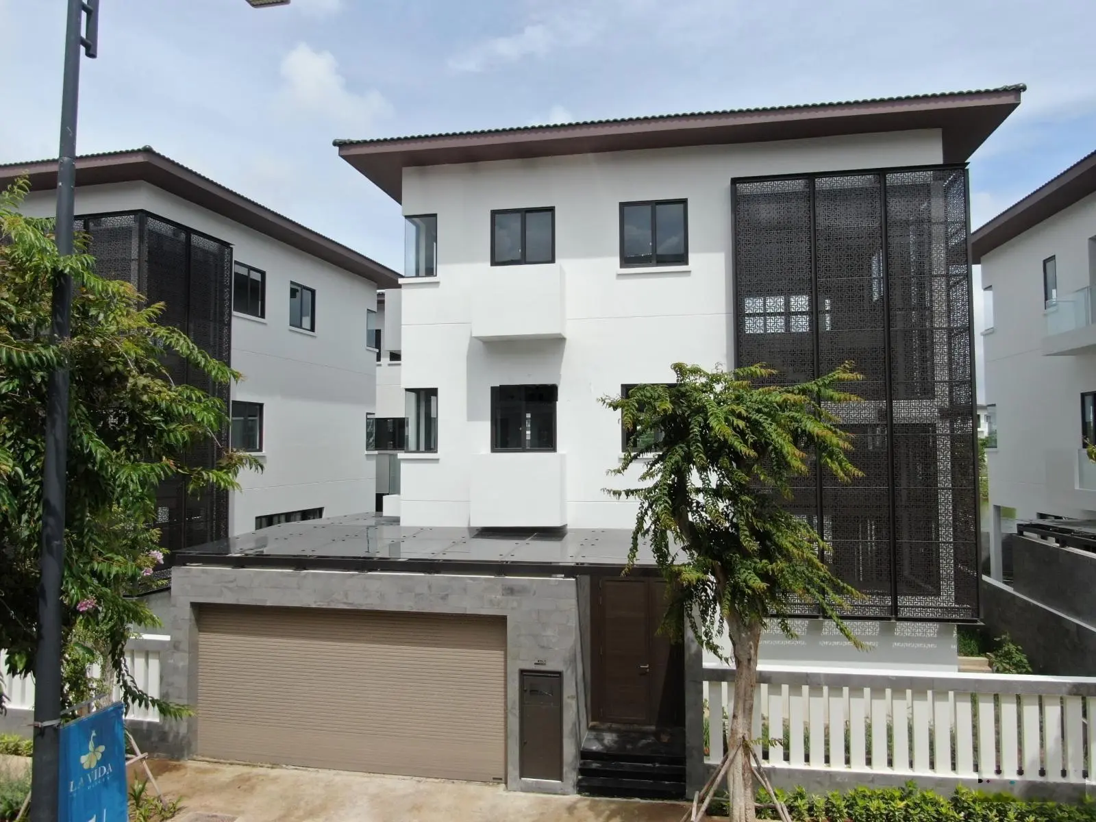 Cần bán nhanh căn gốc sân vườn 136,1m2, 8,2 tỷ bán 7,8 tỷ giá bao gồm thuế phí + 5% sổ