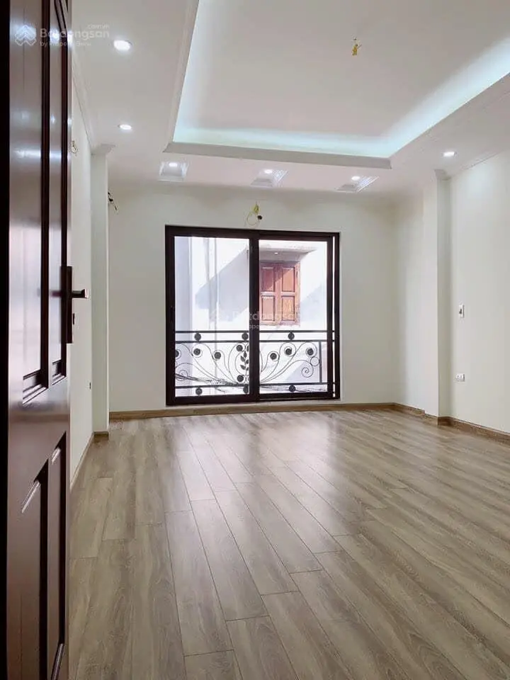 Nhà dt khủng 52m2 xây 3 tầng.ngõ trước nhà rộng 4m,ô tô vào nhà.cách b.xe yn, trung tâm hà đông 5km