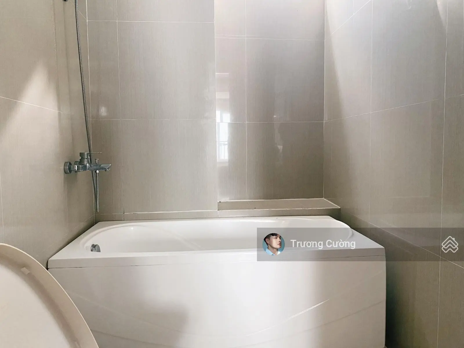 Bán khách sạn 11 tầng đường Hùng Vương diện tích 108m2 với 36 phòng chỉ 50 tỷ. LH 0778087705