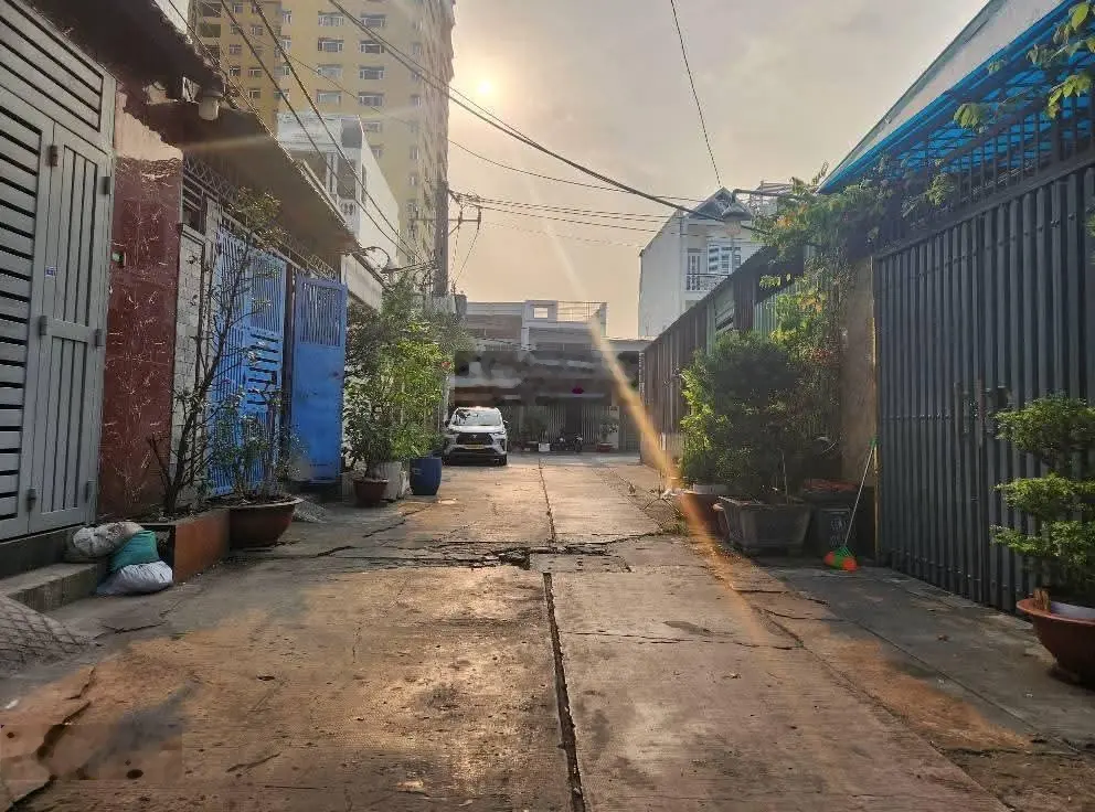 Lê Văn Quới gần Hòa Bình (417) hai mặt hẻm 4m, 3 tầng đúc vào ở ngay 4pn, sổ vuông chỉ 5,9 tỷ.