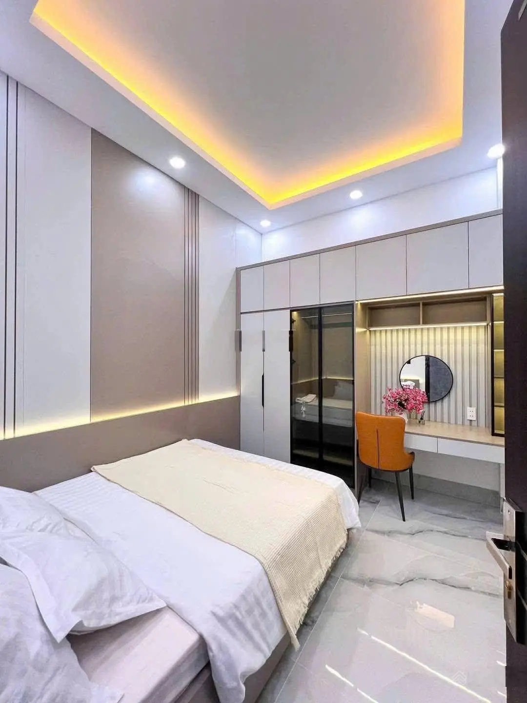 Nhà đẹp giá rẻ,hẻm xe hơi tọa lạc ngay đường Khổng Tử,Hiệp Phú,quận 9.Giá chỉ 4 tỷ 290 tr quá rẻ.