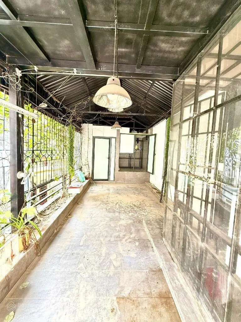 Nhà lô góc - oto đỗ cửa- hai mặt tiền- ngõ thông-kinh doanh.