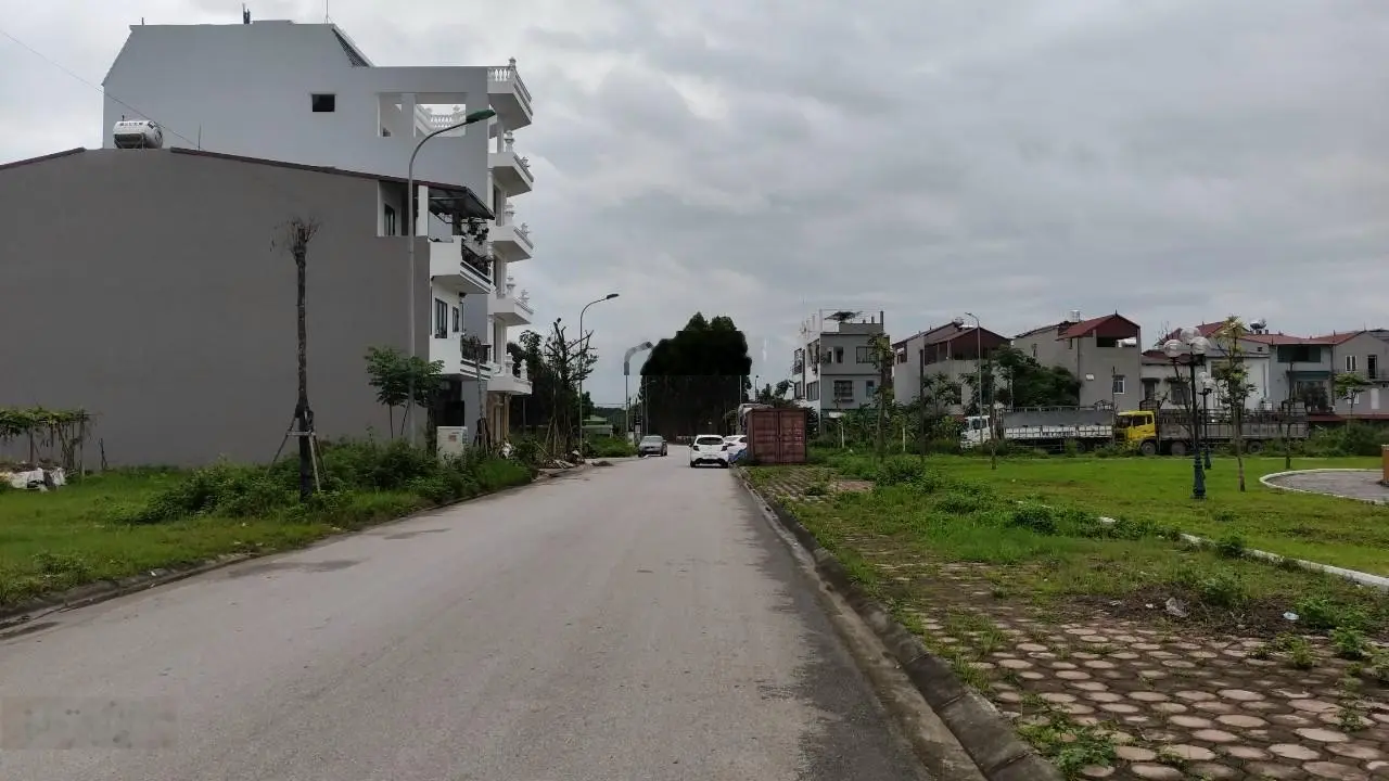 Cần vốn kinh doanh nên cần bán gấp lô đất đối diện hồ điều hoà 90m2, chi tiết LH: 0979 060 ***