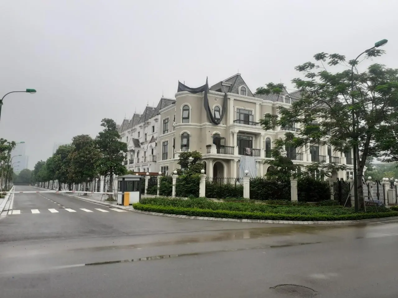 Bán căn biệt thự khu Ciputra dãy T 9 diện tích 230 m2 mặt tiền 10 mét nhà thiết kế đẹp