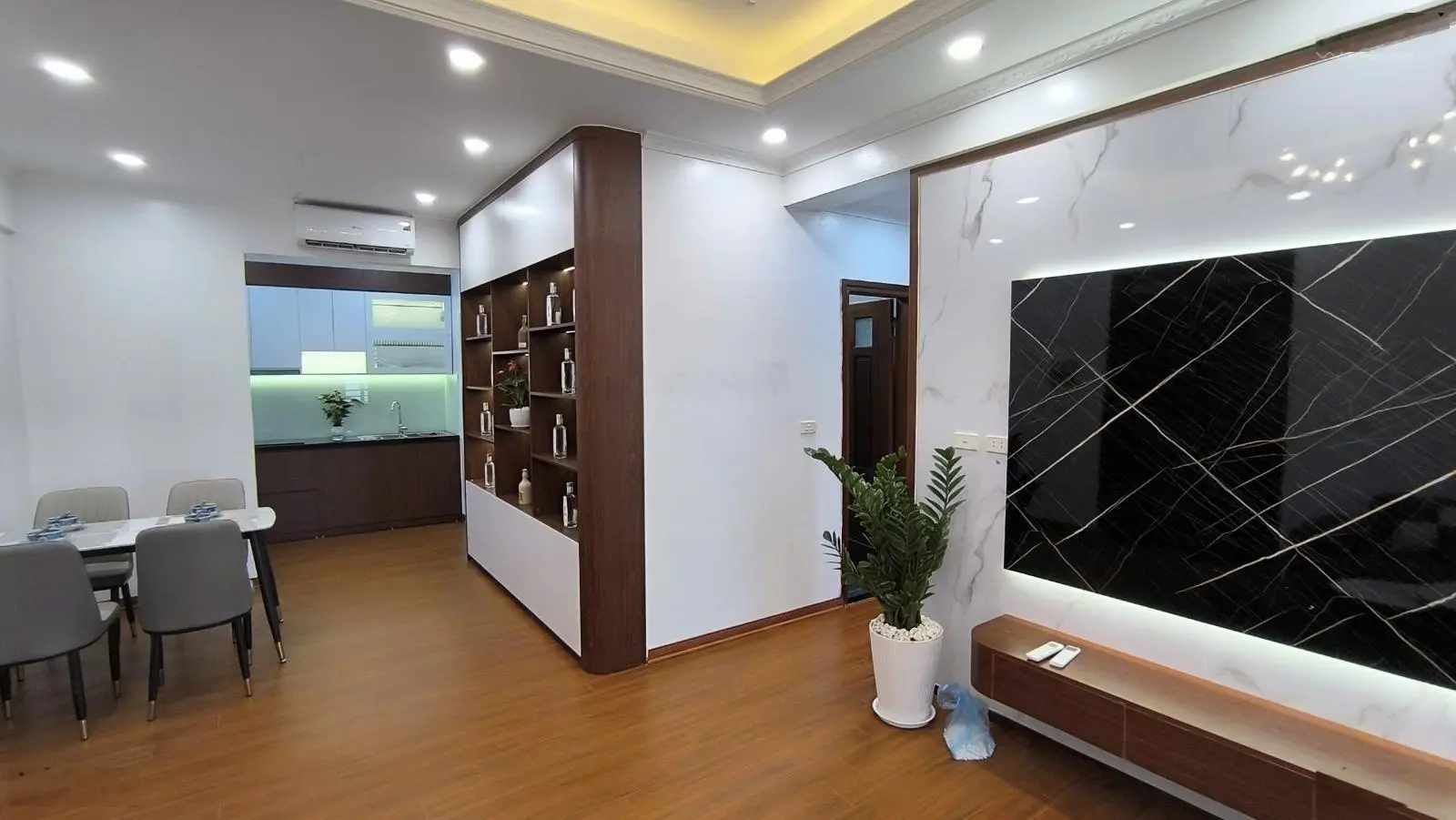 (Nhà đẹp) bán căn hộ tại dự án: C2 - Nguyễn Cơ Thạch 2PN + 1 2VS, 82m2, full nội thất, BC Đông Nam