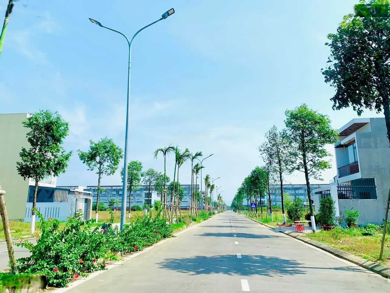 Chính chủ lô góc vị trí siêu đẹp, gần khu nhà trẻ, giá siêu tốt