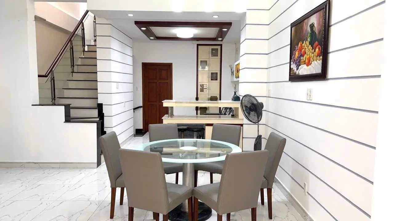 Cần bán căn nhà 1 trệt 2 lầu và sân thượng KDC Sadeco Phước Kiển A. Giá 10.5 tỷ. Sổ hồng riêng