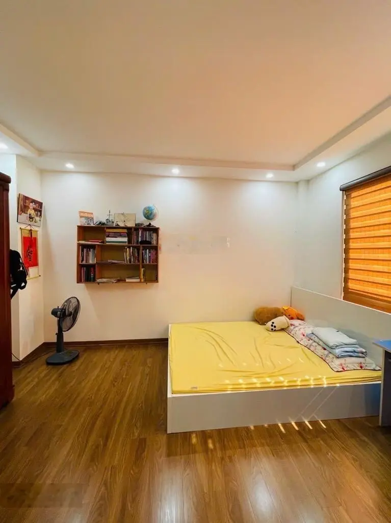 Bán nhà phố Hào Nam, 68m x 5 tầng, ô chờ thang máy, cách phố 20m, mặt tiền rộng, nhỉnh 10 tỉ