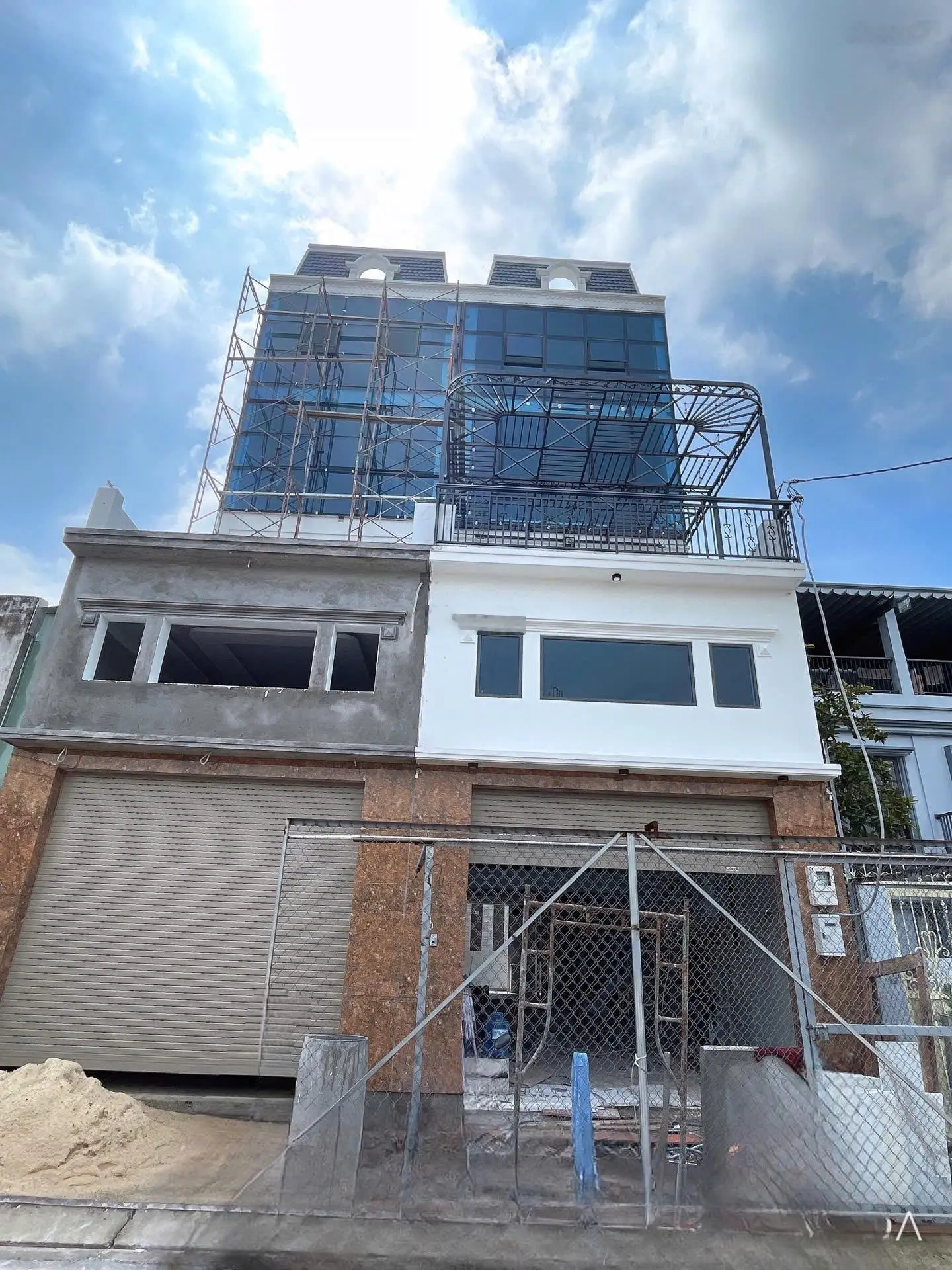 Bán nhà Phố kiểu Văn phòng cty 5x20m.Đúc 5 tấm Có thang máy.Mặt Tiền Đường THỚI AN.Q12