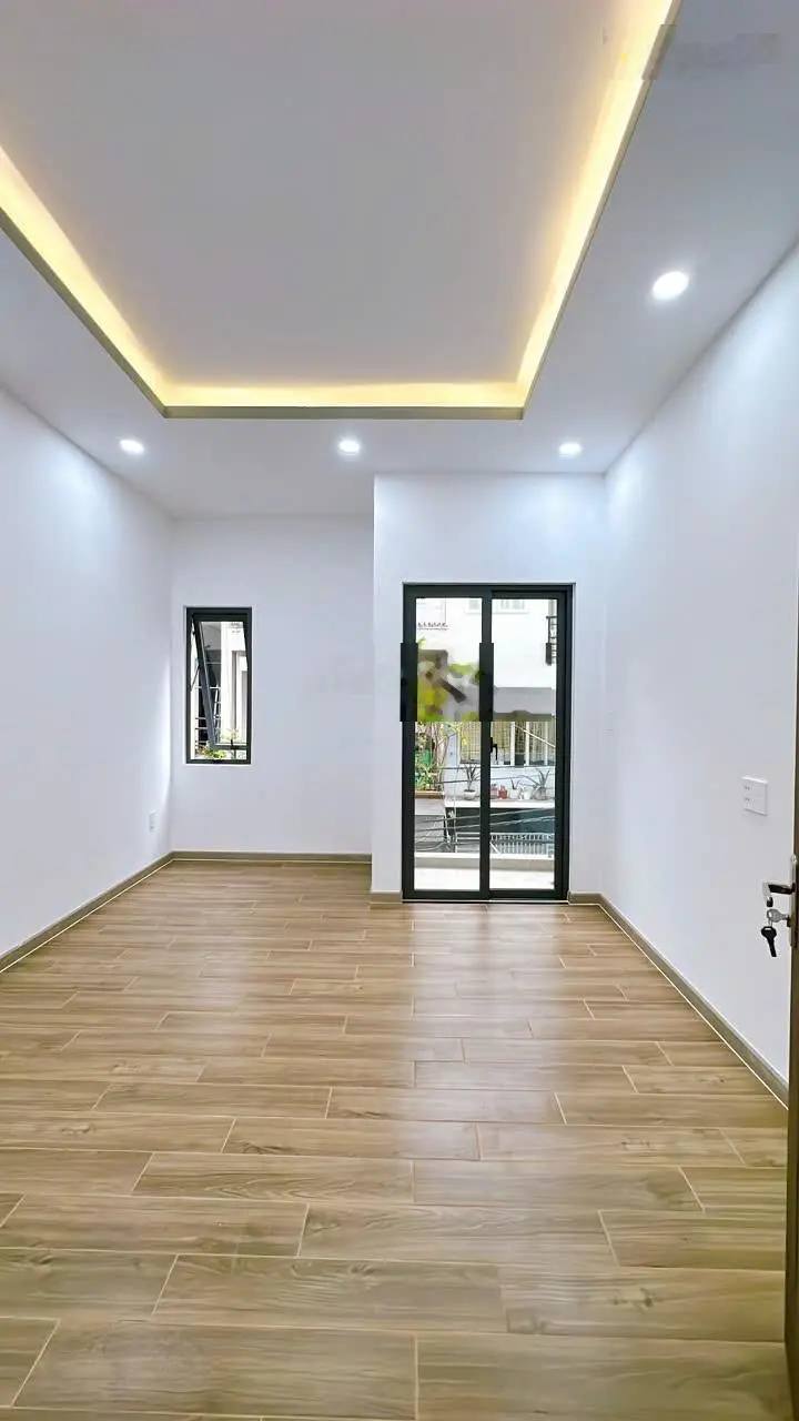 Bán nhà mới 2 phòng ngủ mặt tiền đường số, quận 4