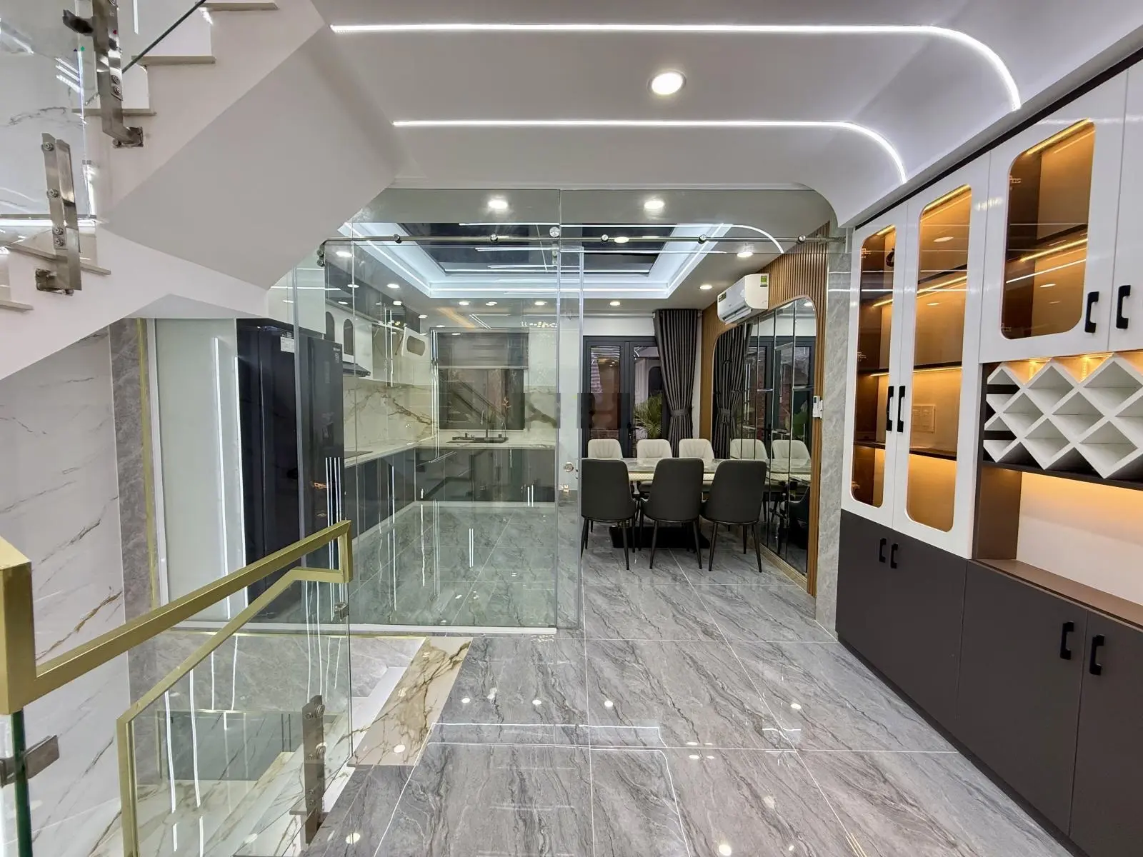 Nhà đường thông Nguyễn Ảnh Thủ, Ngay ngã 3 Đông Quang, DT:4,5x14M, Lửng, 3 Lầu, 4PN, 5VS,Gara ô tô,