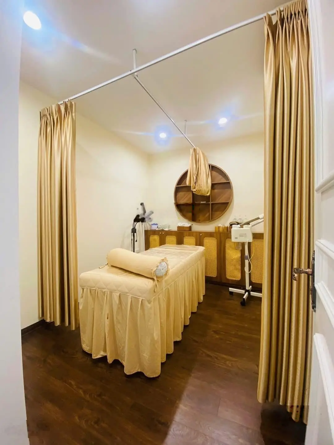 Bán nhà mặt phố Huỳnh Thúc Kháng Đống Đa. Đường 30m. DT 32m2x5T, hè 6m. Siêu hiếm hơn 14 tỷ.
