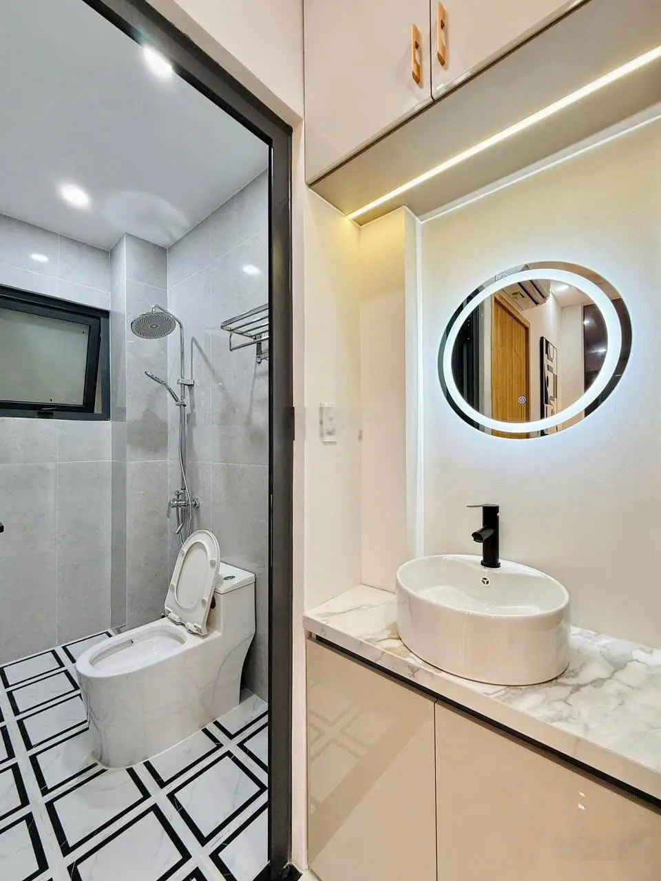 Xuất cảnh bán gấp nhà HXH Thành Thái - 4X16m - 4 tầng