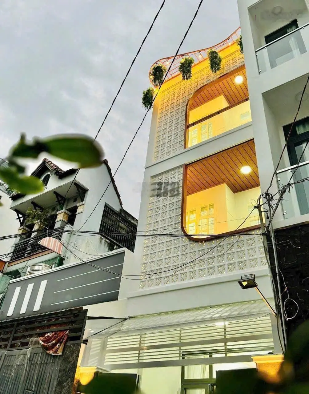 Bán gấp nhà đường Nhiêu Tâm, Quận 5. Giá 3TỶ490/ DT 61,2m2 - Đang cho thuê 15 triệu/tháng, sổ sạch.