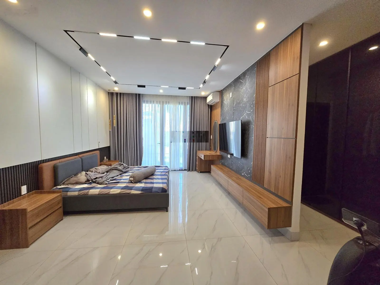 Bán nhà 5 tầng biển Mỹ Khê giá chỉ hơn 12 tỷ, thiết kế rất đẹp dòng tiền thuê đến 40 triệu.
