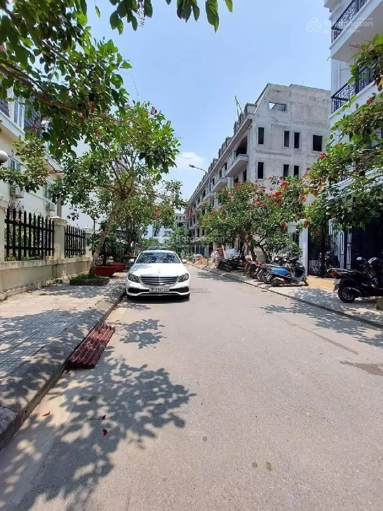 Liền kề căn góc quần thể Greenpark,3 mặt thoáng,bàn giao thô,chủ hoàn thiện theo ý mình, DT:74m,5MT