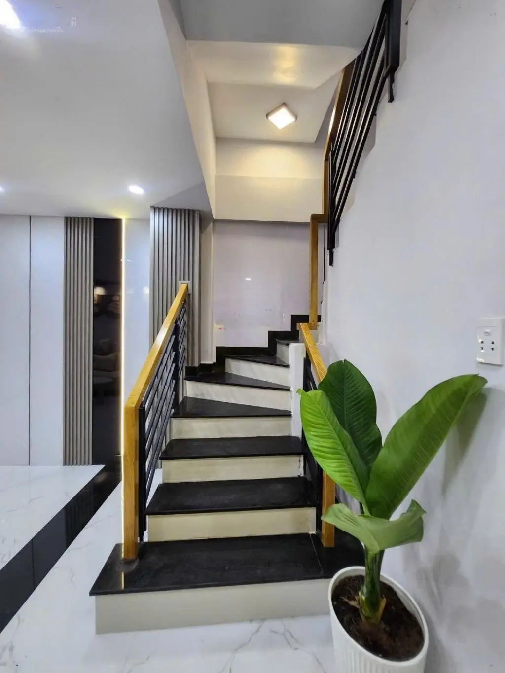 Nhà đẹp - giáp tên lửa - hẻm xe hơi - 4 tầng - khu sầm uất - 4.x tỷ, ,,,,,,,,,,,,,,,,,,