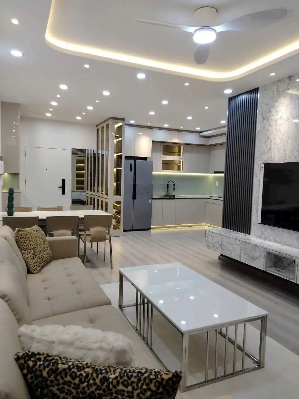 Bán căn hộ Sky Garden 2- 91m2 căn góc-3pn2wc-Giá Bán: 5,x- Giá Cho thuê: 40tr. LH: 0903 788 ***
