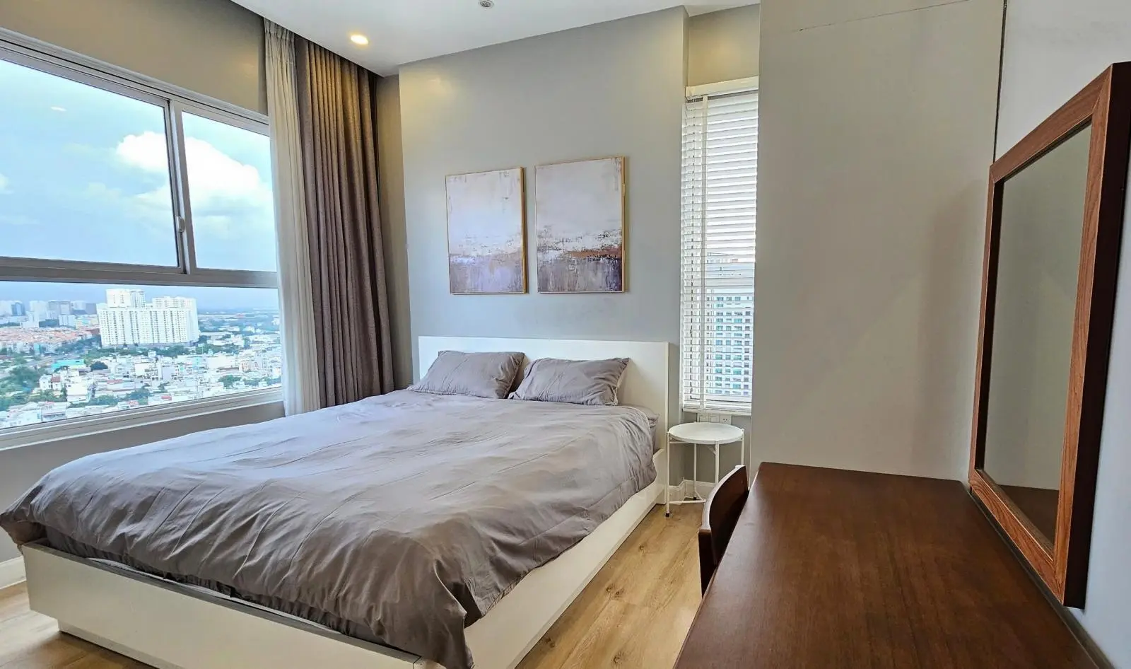 Không nhu cầu ở cần bán gấp CC Oriental Plaza DT 106m2 3PN lầu trung giá 3.7 tỷ Lh : 0901 416 ***