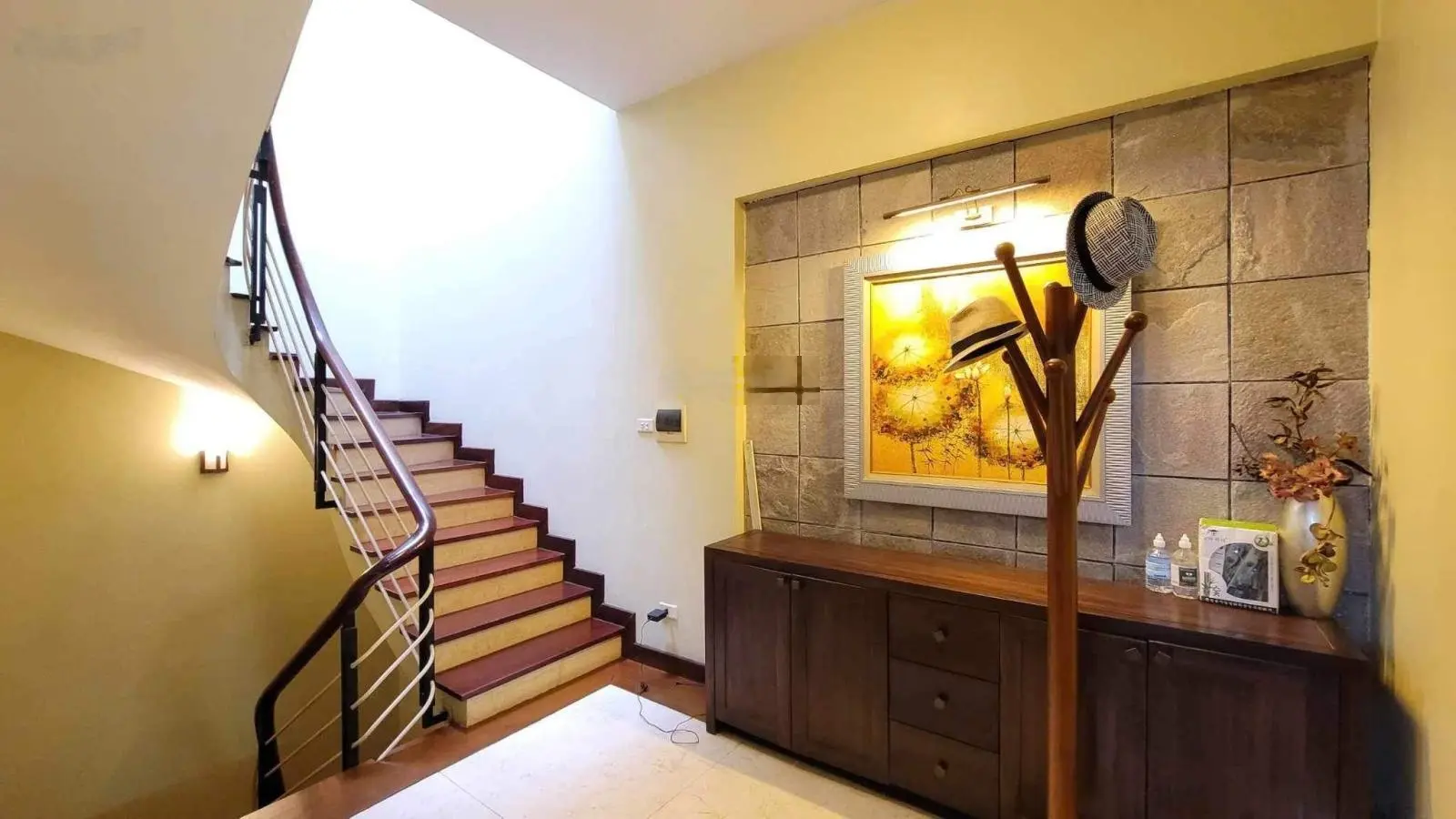 Bán nhà Hoàng Cầu đằng sau Quận Uỷ ĐĐ - căn góc 75m x 5tầng. Khu VIP - nhà vô cùng lộc. Chào 33,5tỷ