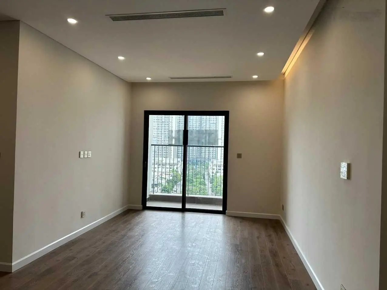 Chính chủ cần bán gấp căn hộ 2 phòng ngủ Hoàng Thành Pearl ban công Đông Bắc