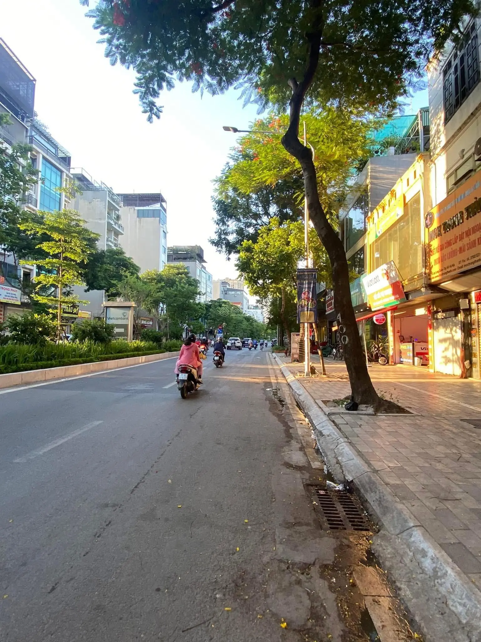 Chuẩn 200%! Mặt phố Lạc Long Quân 55m2, 7T thang máy - kinh doanh bất chấp, vỉa hè đá bóng, sổ đẹp