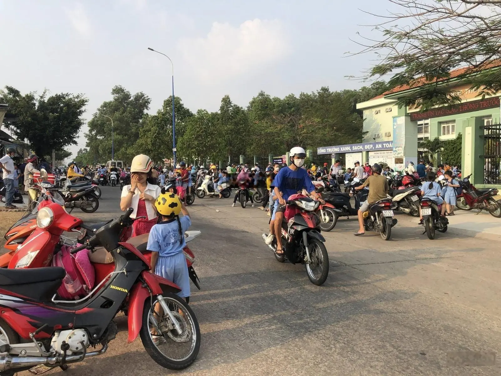 Tôi cần tiền bán gấp lô đất gần sát QL13, gần trường ĐH Việt Đức