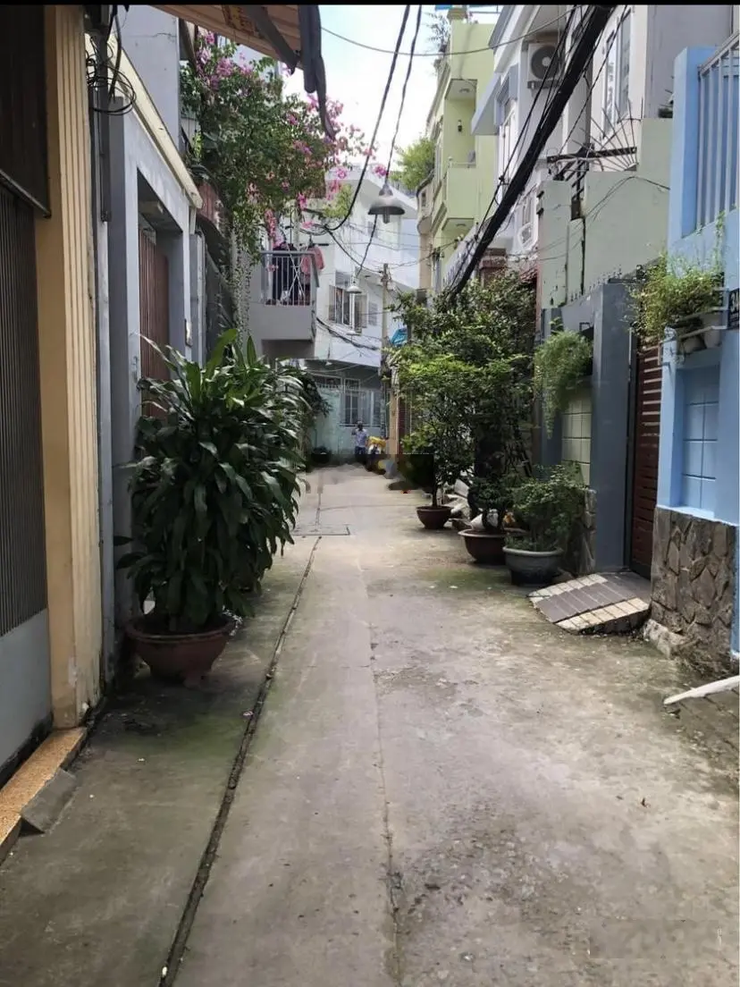Bán nhà Đ. CMT8 - Q3. Diện tích 40m2. Giá bán 2tỷ7. Đã có sổ.