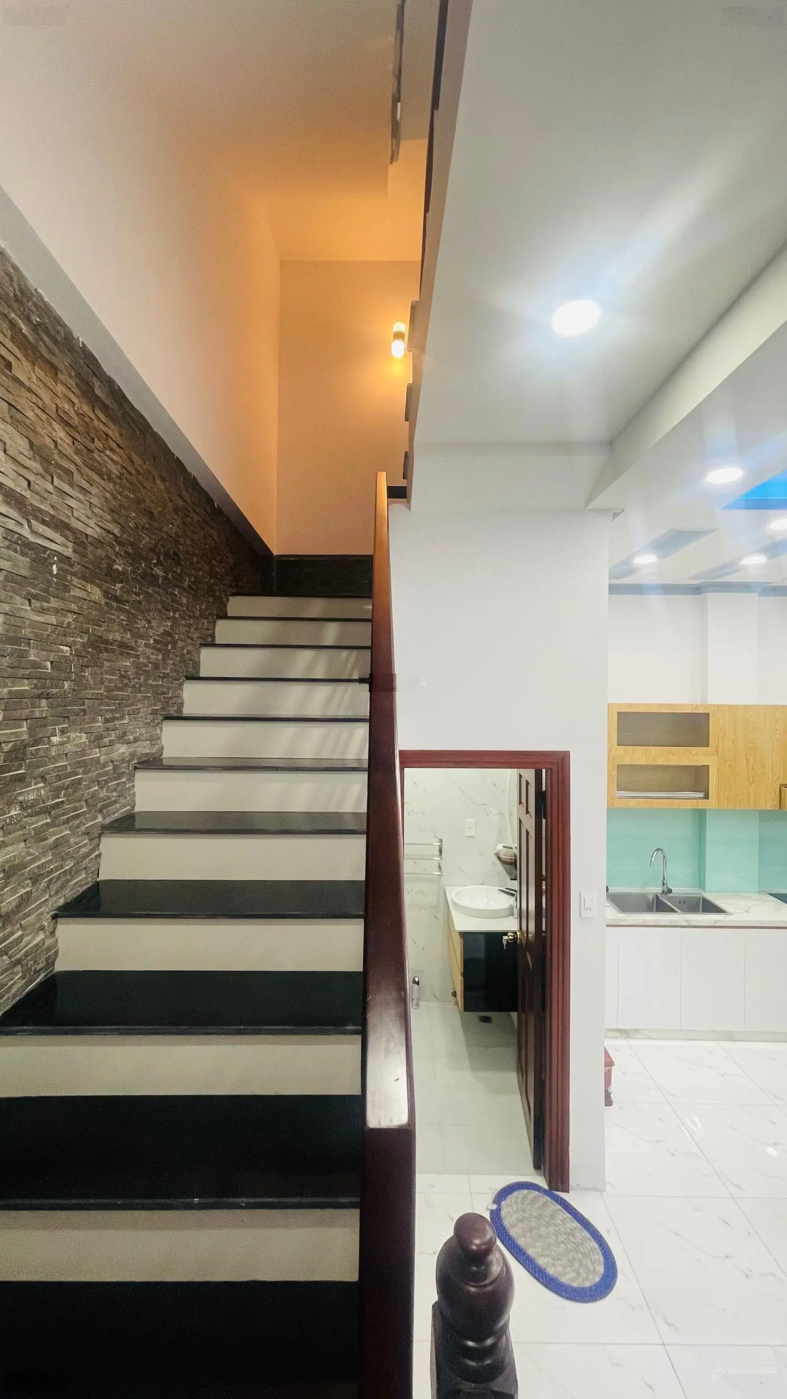 Hạ giá 400 triệu bán nhà mặt tiền đường rộng 13m - vừa ở vừa kinh doanh - cách biển chỉ 3 đi xe