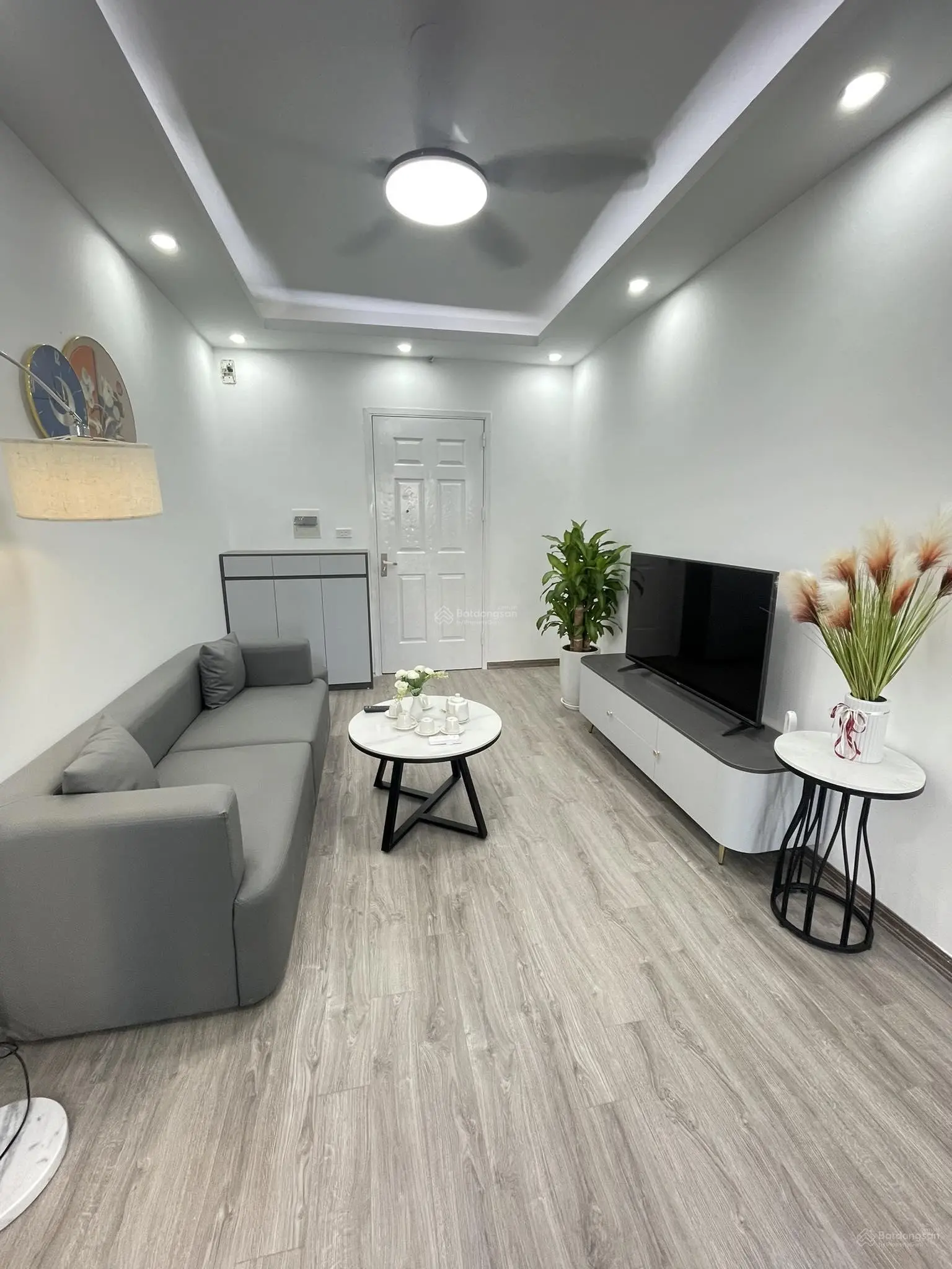 Chính chủ cần bán gấp căn hộ 2 phòng ngủ 71m2 full nội thất siêu đẹp view hồ giá tốt LH 0965 289 ***