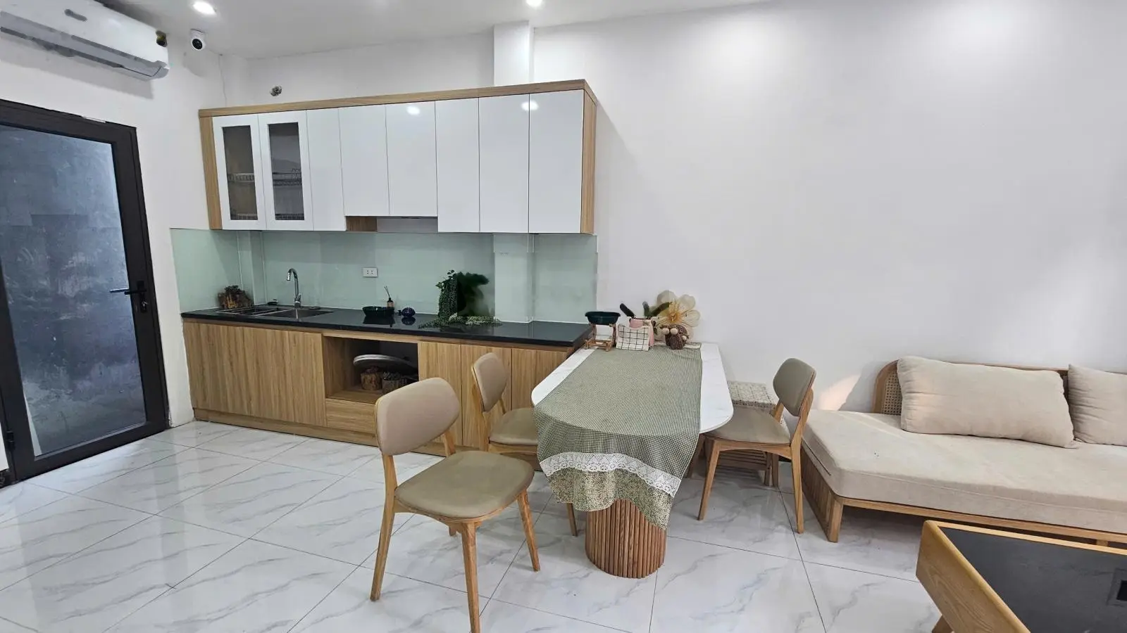 Nhà đẹp long lanh tại Cao Viên, Thanh Oai, ô tô đỗ tận cửa. Đã hoàn thiện full nội thất cần tìm chủ