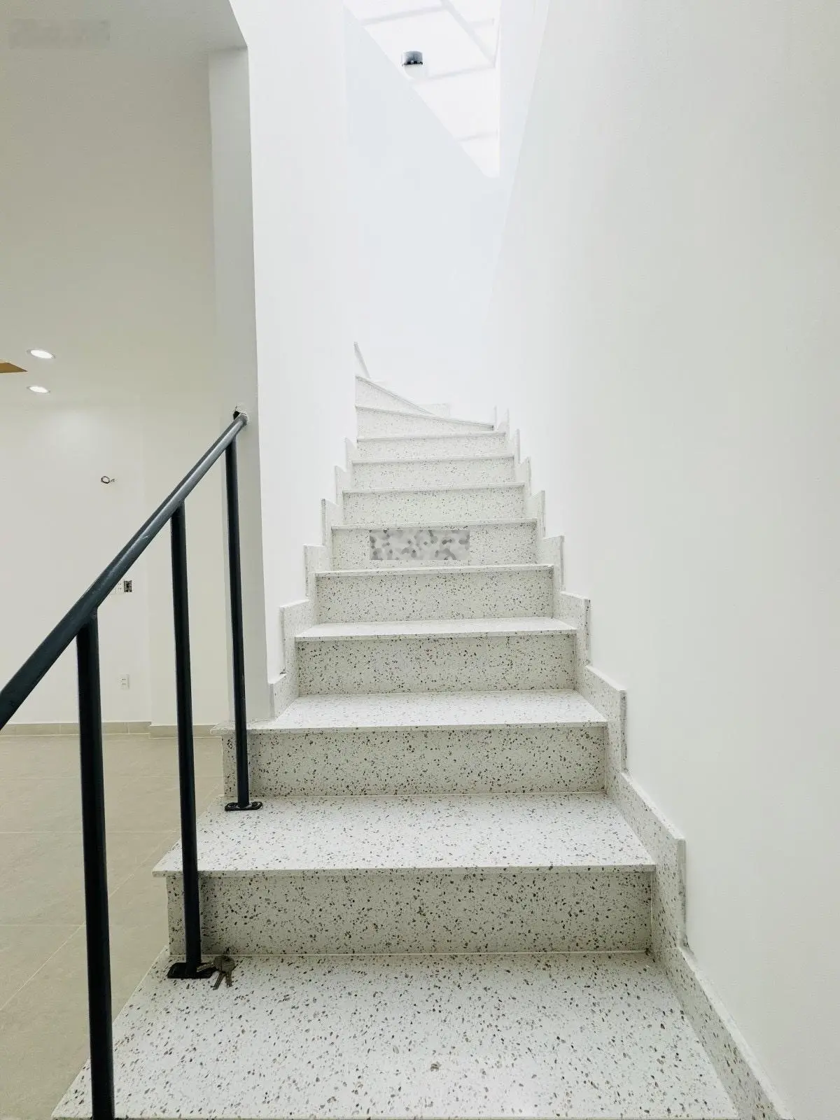Nhà mới Hướng Đông Nam mát mẻ. Mặt tiền đường 8m có vỉa hè. Cách Nguyễn Duy Trinh chưa tới 100m