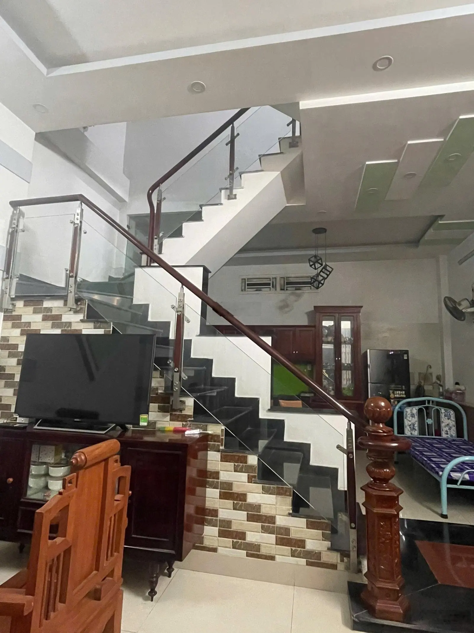 Bán nhà 3 tầng Hiệp Bình Phước, Thủ Đức, giá chỉ còn 5,5tỷ, ôtô vào đến tận cửa, sổ hồng hoàn công