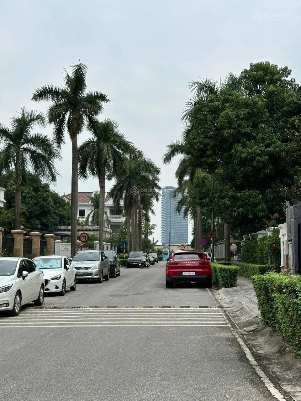 Bán Biệt thự Khu T - Ciputra, đường lớn, giá 70 tỷ. Không lỗi phong thủy
